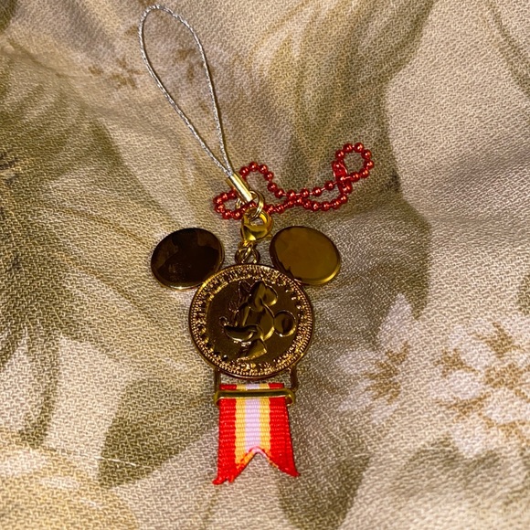 New Disney Mascot Medal Keychains - Picture 5 of 6